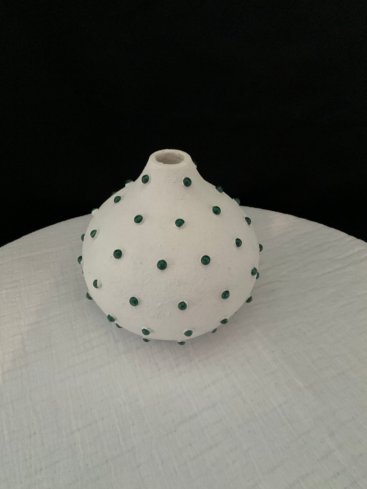 Jarrón blanco con puntitos verdes pequeño