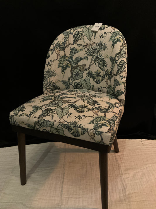 Sillas con estampado de animales y plantas