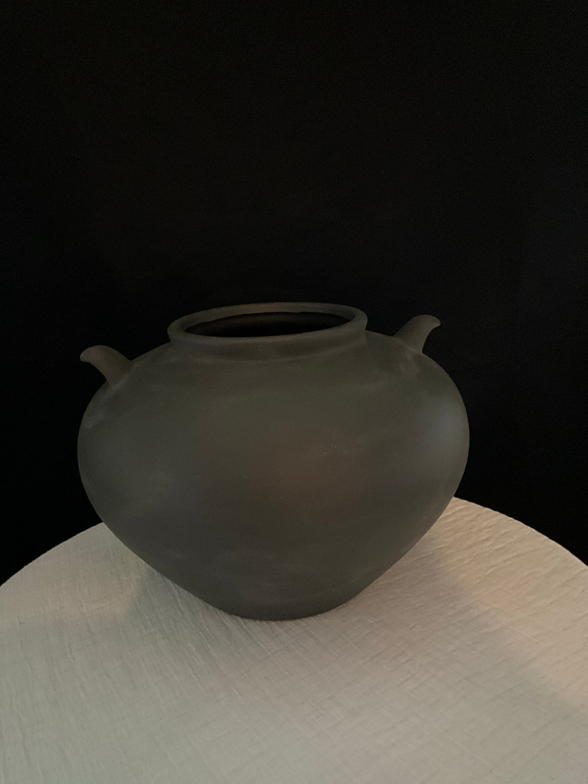 Jarrón gris oscuro