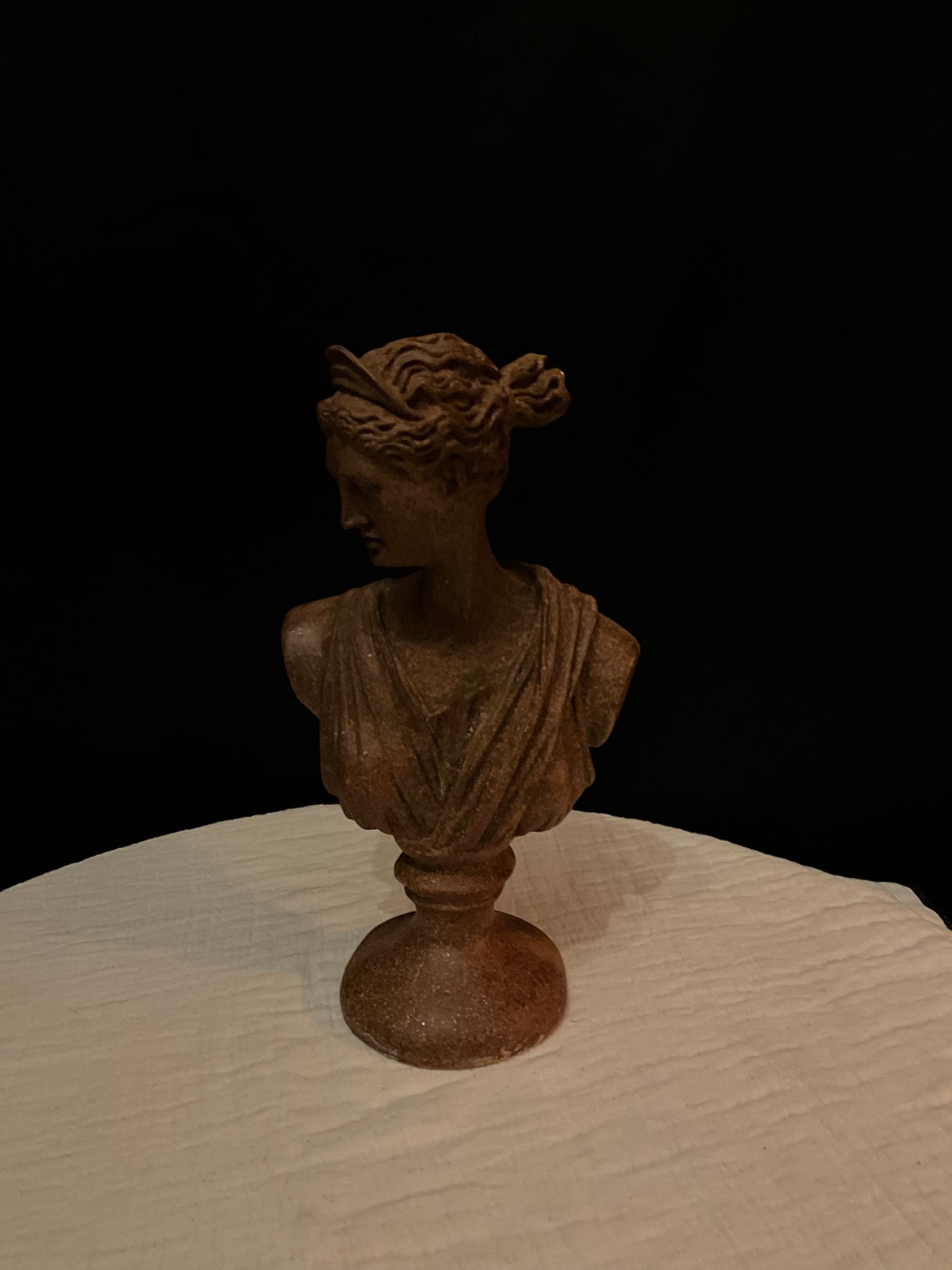 Estatua mujer griega café