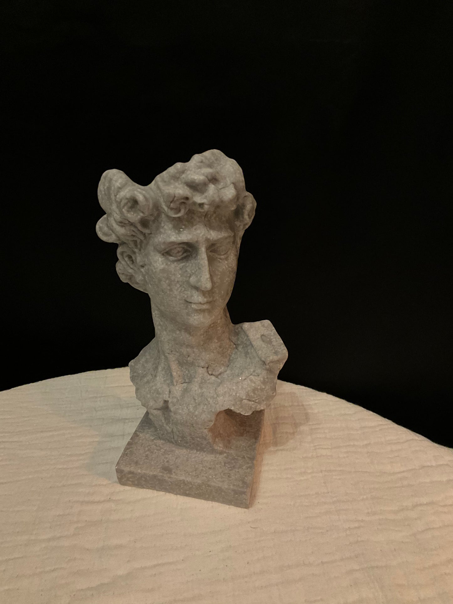 Estatua hombre gris