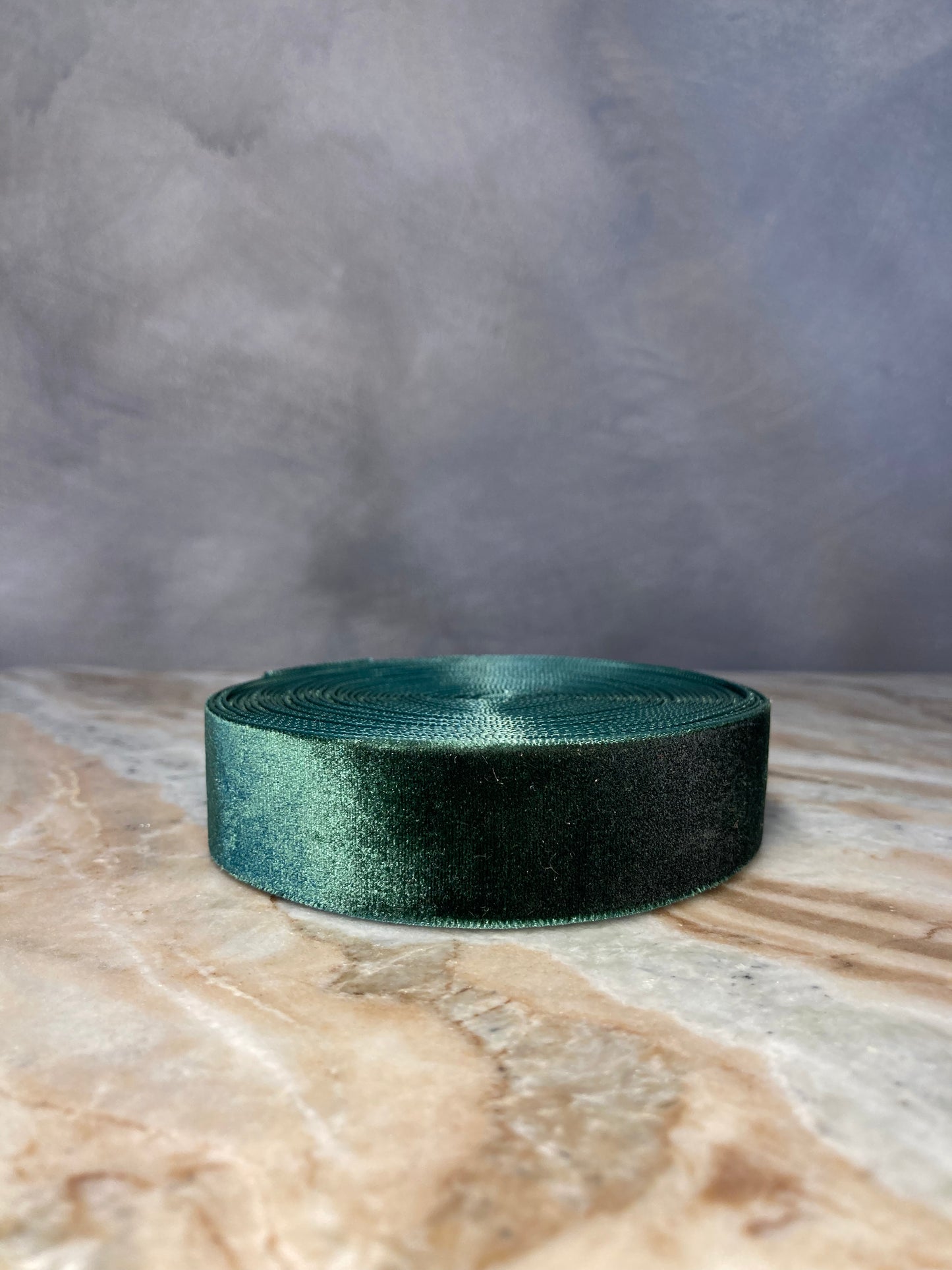 Cinta verde velvet delgada